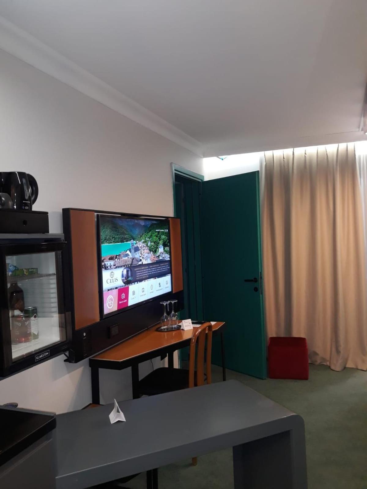 Hotel Celis บาร์ชิส ภายนอก รูปภาพ