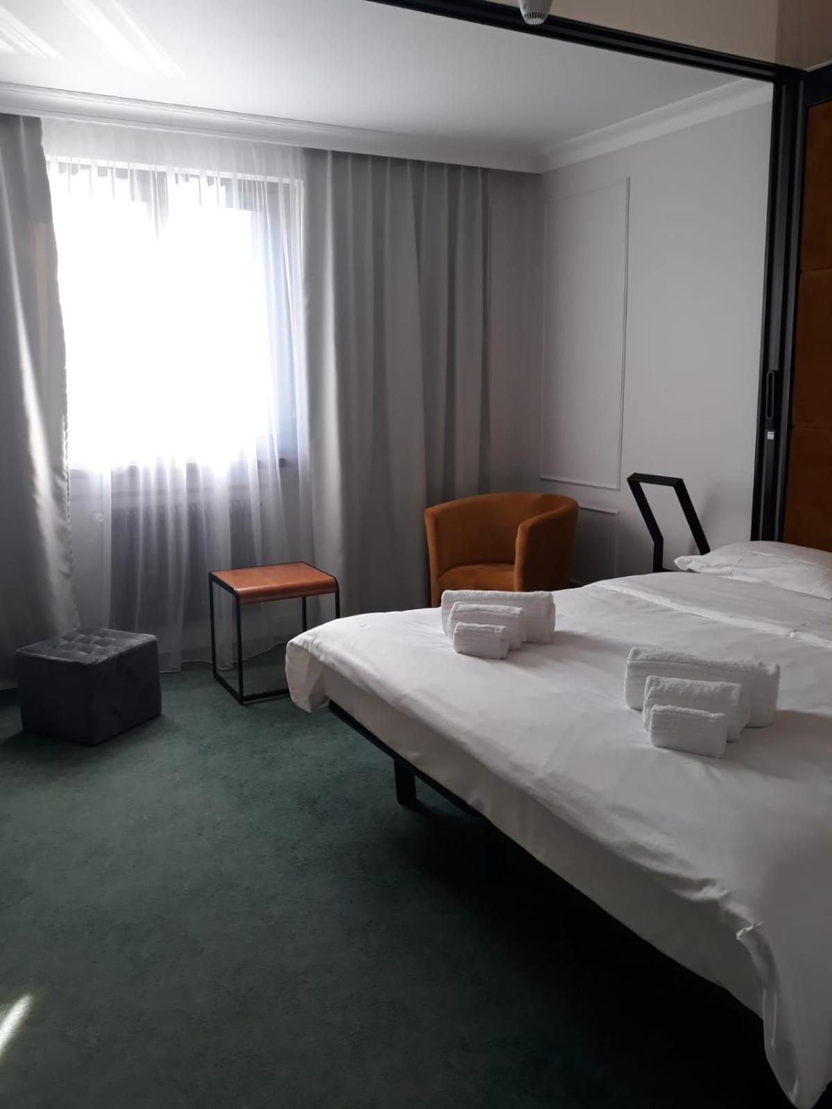 Hotel Celis บาร์ชิส ภายนอก รูปภาพ