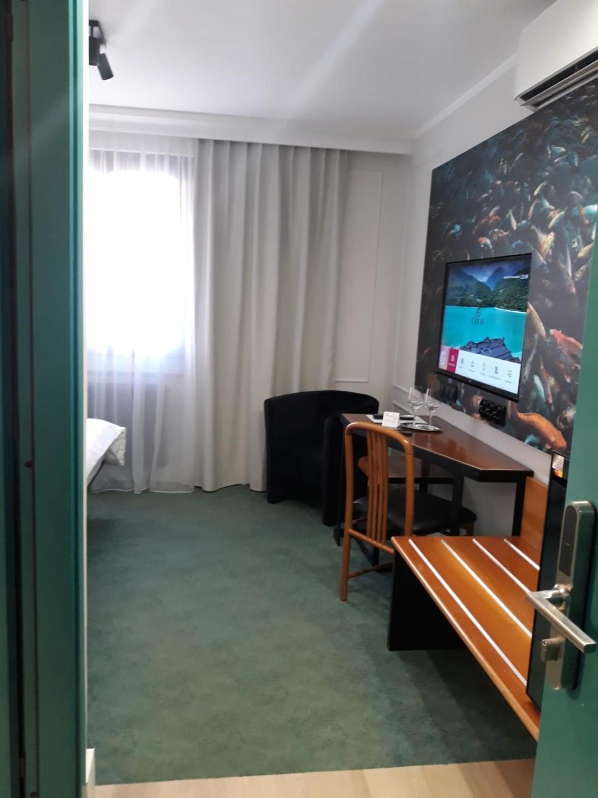 Hotel Celis บาร์ชิส ภายนอก รูปภาพ
